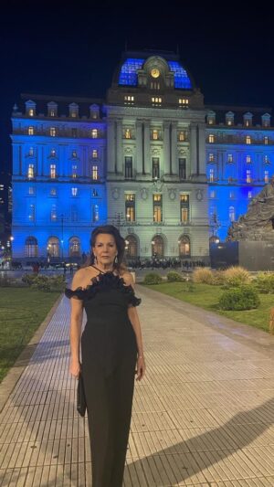 Mónica Gonzaga Instagram - Gracias @claudiaarceok por vestirme en esta noche tan especial! 

Mejor Actriz de reparto Drama, en los premios Condor de Plata, por mi interpretación de Gladys en #Barrabrava @primevideolat. Un sueño. 🤩 

Gracias por el apoyo! 

#monicagonzaga #gonzagamonica #actoresargentinos #actricesargentinas #barrabrava #primevideolat #olmedoyporcel #porcel #olmedo #claudiaarce #premioscondordeplata #premioscondor