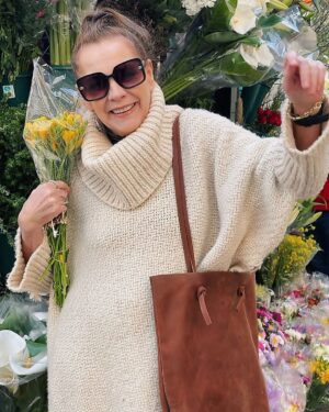 Mónica Gonzaga Instagram - Flores, ruana y cartera de @fierrogaucho. El regalo ideal para el día de la madre. 💐

Gracias @fierrogaucho los invito a que conozcan todos los productos hermosos que tienen, guarden este dato me lo van a agradecer! 🤍

#monicagonzaga #gonzagamonica #actoresargentinos #actricesargentinas #olmedoyporcel #olmedo #porcel