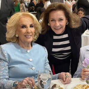 Mónica Gonzaga Instagram - El día de hoy en un té a beneficio del Hospital Rivadavia con la reina que mira #Barrabrava!
Gracias mi amada Mirtha Legrand. 🤍