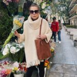 Mónica Gonzaga Instagram - Flores, ruana y cartera de @fierrogaucho. El regalo ideal para el día de la madre. 💐 Gracias @fierrogaucho los invito a que conozcan todos los productos hermosos que tienen, guarden este dato me lo van a agradecer! 🤍 #monicagonzaga #gonzagamonica #actoresargentinos #actricesargentinas #olmedoyporcel #olmedo #porcel
