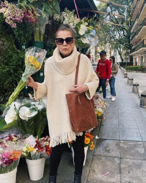 Mónica Gonzaga Instagram - Flores, ruana y cartera de @fierrogaucho. El regalo ideal para el día de la madre. 💐

Gracias @fierrogaucho los invito a que conozcan todos los productos hermosos que tienen, guarden este dato me lo van a agradecer! 🤍

#monicagonzaga #gonzagamonica #actoresargentinos #actricesargentinas #olmedoyporcel #olmedo #porcel