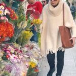 Mónica Gonzaga Instagram - Flores, ruana y cartera de @fierrogaucho. El regalo ideal para el día de la madre. 💐 Gracias @fierrogaucho los invito a que conozcan todos los productos hermosos que tienen, guarden este dato me lo van a agradecer! 🤍 #monicagonzaga #gonzagamonica #actoresargentinos #actricesargentinas #olmedoyporcel #olmedo #porcel