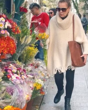 Mónica Gonzaga Instagram - Flores, ruana y cartera de @fierrogaucho. El regalo ideal para el día de la madre. 💐

Gracias @fierrogaucho los invito a que conozcan todos los productos hermosos que tienen, guarden este dato me lo van a agradecer! 🤍

#monicagonzaga #gonzagamonica #actoresargentinos #actricesargentinas #olmedoyporcel #olmedo #porcel