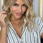 Mónica Hoyos Instagram - De cuando @peparomerooficial me volvió rubia… tantos momentos… Ella creyó en mi y me dijo ven y yo sabia que me iba a cambiar, así que hasta San Martín De la Vega, siempre impuntual…😂 pero con ganas, hasta allí me voy, tráfico, lluvia e ilusión…menuda historia de amor … ♥️