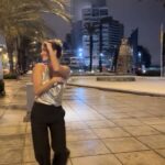 Mónica Hoyos Instagram - Asi sin nada más que energía, sin preparar, de la nada y porque si, para mis lindos y bonitos seguidores!! Vamossss 🤍 Y también para mis haters que hace tiempo no les doy comidita 🤣😘