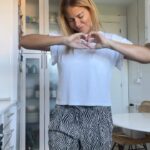 Mónica Hoyos Instagram - Quien echaba de menos mi cocina ??? 😂😂😂😂 Con buena vibra Ponte Pivon para ti y que no decaiga 😍