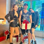 Mónica Hoyos Instagram – Mi navidad 🎅
Feliz Navidad mi gente bonita💋
Con @lunalozanoo y @rubendedios__
#miami