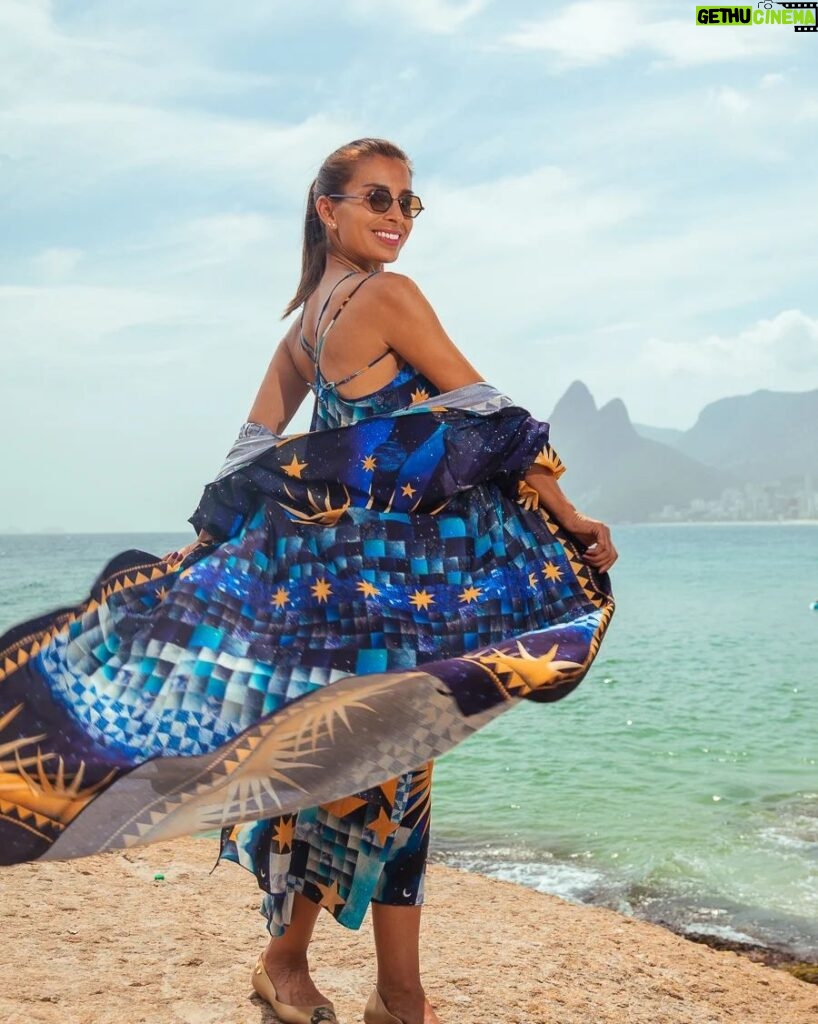 Mónica Jardim Instagram - Olá Dezembro! Recebo o meu mês com 30 graus e a boa energia carioca 😉🌴🇧🇷 📸 @renatacoutinhofotografia #riodejaneiro @lezalez @justforherlojaoeiras Rio de Janeiro, Rio de Janeiro