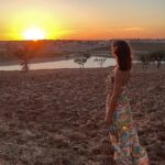 Mónica Jardim Instagram - As cores do pôr-do-sol no Alentejo.... 🧡