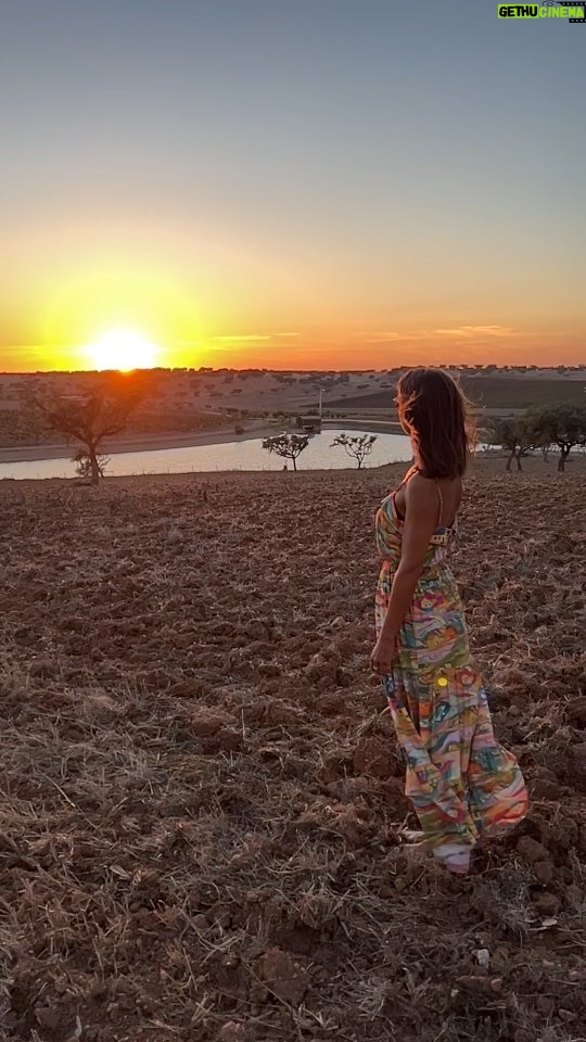 Mónica Jardim Instagram - As cores do pôr-do-sol no Alentejo.... 🧡