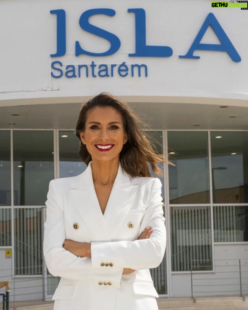 Mónica Jardim Instagram - Última chamada para todos aqueles que querem garantir um lugar no ensino superior! O @isla.santarem tem uma vasta oferta formativa composta por 6 Licenciaturas, 3 Mestrados, 26 Pós-graduações/MBA e 15 TeSP (Cursos Técnicos Superiores Profissionais). Há também Bolsas de Estudo, por isso, espreitem as redes sociais e o site do @isla.santarem e façam a vossa candidatura seja online ou de forma presencial.... e atenção que já existem poucas vagas! Bom ano lectivo e que o vosso futuro seja brilhante! 💙 #islasantarem #islacampus #ensinosuperiordeexcelência