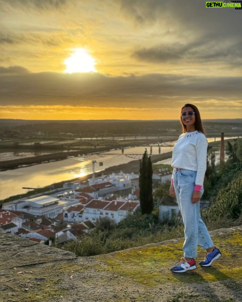 Mónica Jardim Instagram - Começar o ano nos lugares onde somos felizes 💛 Feliz 2024 para todos! 🥳 #alcacerdosal #santasusana #alentejo Alcácer do Sal