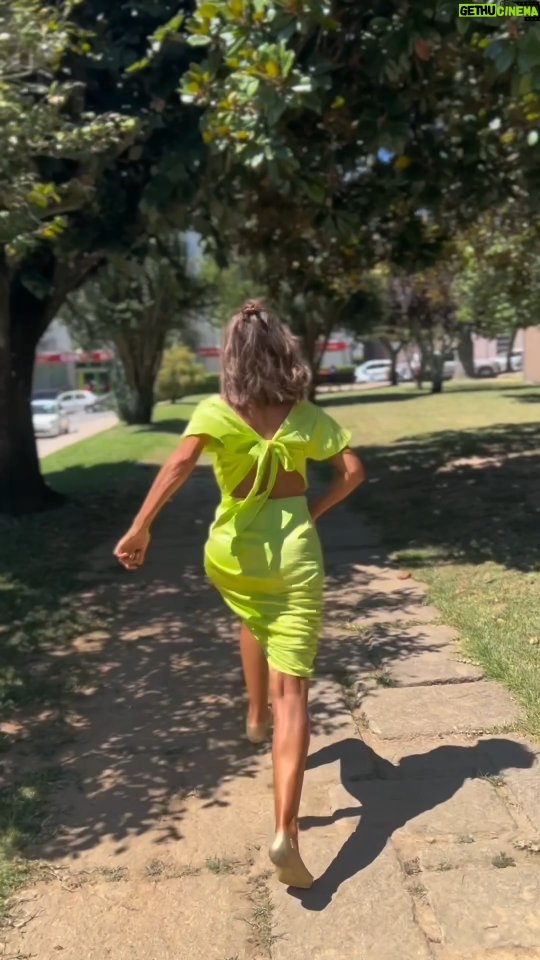 Mónica Jardim Instagram - Domingo é sempre uma correria! 👗 @mummycool_pt