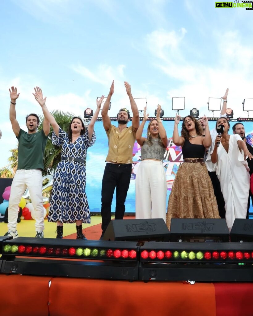 Mónica Jardim Instagram - Ontem celebrámos 12 anos de Somos Portugal! Muitos parabéns a tod@s os que fizeram parte deste dia tão especial e OBRIGADA ao público que nos acompanha sempre ao vivo ou em casa 🩷 Continuamos com este bonito compromisso de todos os domingos homenagearmos as nossas gentes, tradições, cultura popular, boa gastronomia e um país que é simplesmente MARAVILHOSO! 🇵🇹 📸 @marcofonseca_photo