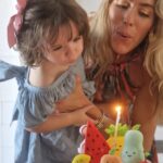 Mónica Jardim Instagram – 2 anos de Teresinha! A minha afilhada continua a crescer de forma doce e muito feliz! Foi um dia super bonito com familia de sangue e coração! 🩷