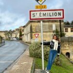 Mónica Jardim Instagram – Charmosa e cenográfica, Saint Emilion é uma vila medieval de visita obrigatória! Fica apenas a meia-hora de comboio de Bordéus e além de bom vinho, tem uns macarrons irresistíveis 💛
#saintemilion #france Saint-Émilion