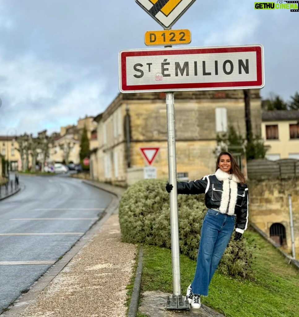 Mónica Jardim Instagram - Charmosa e cenográfica, Saint Emilion é uma vila medieval de visita obrigatória! Fica apenas a meia-hora de comboio de Bordéus e além de bom vinho, tem uns macarrons irresistíveis 💛 #saintemilion #france Saint-Émilion