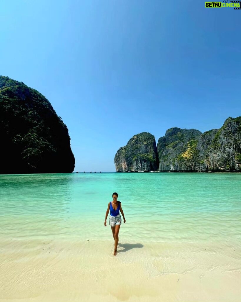 Mónica Jardim Instagram - Já lá vão 24 anos desde que o filme "A Praia" fez de Maya Bay uma das praias mais visitadas na Tailândia. Recebeu tanto turismo desde então, que nos últimos 4 anos esteve fechada por causa dos danos ambientais. Conseguiu ganhar novamente vida com a recuperação da sua fauna e flora. Os tubarões voltaram, os corais estão a crescer e a água está novamente limpa. Com esta reabertura em Outubro de 2023, há novas regras: os barcos não podem atracar junto à praia, não é permitido tomar banho e só entra um número reduzido de visitantes por dia. Eu acrescentava mais uma: punha o DiCaprio a tirar selfies 😜 #mayabay #thebeach #phiphiisland #thailand🇹🇭 @turismo_da_tailandia Maya Bay, Phi Phi Island, Thailand