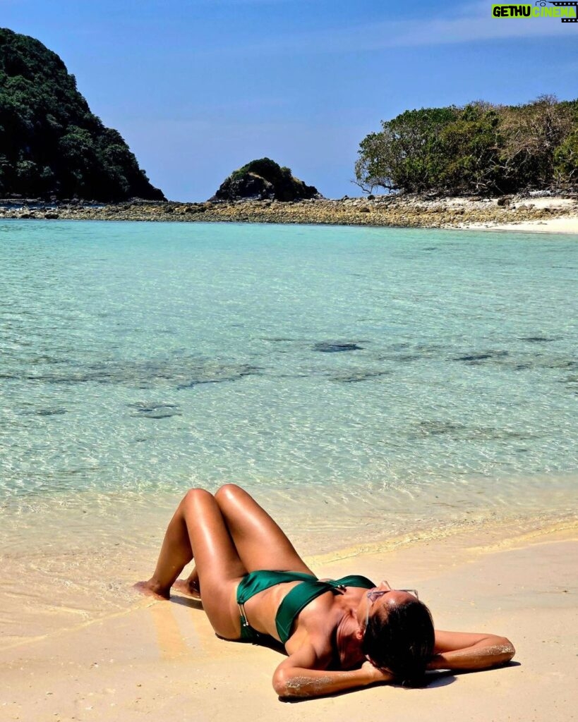 Mónica Jardim Instagram - Achei que precisavam de uma praia exótica no vosso feed.... e não se esqueçam de meter protetor porque estão 35 graus 😜💚 #kohrok #kohhaa #thailand🇹🇭 Koh Rok, Thailand