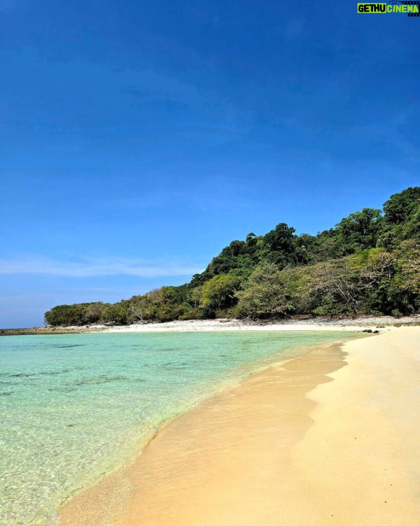 Mónica Jardim Instagram - Achei que precisavam de uma praia exótica no vosso feed.... e não se esqueçam de meter protetor porque estão 35 graus 😜💚 #kohrok #kohhaa #thailand🇹🇭 Koh Rok, Thailand