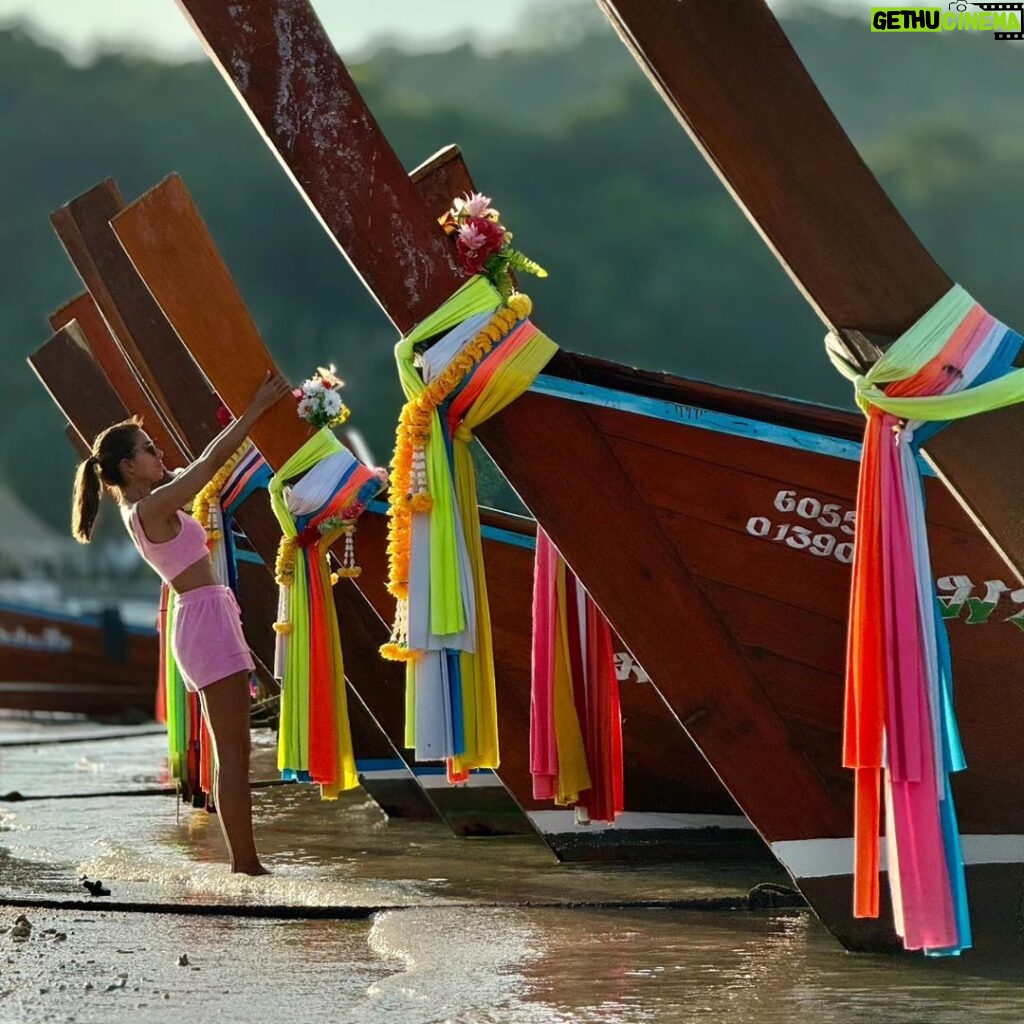 Mónica Jardim Instagram - Feitos em madeira, os longtail são os icónicos e tradicionais barcos da Tailândia cujas proas estão sempre enfeitadas com lenços coloridos e flores. Dizem ser oferendas para os espíritos das águas e uma homenagem à Mãe Ya Nang, a deusa guardiã dos barcos que oferece proteção e segurança nas viagens.... Uma imagem de marca do sudeste asiático 💚 Koh Lipe Thailand