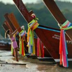 Mónica Jardim Instagram – Feitos em madeira, os longtail são os icónicos e tradicionais barcos da Tailândia cujas proas estão sempre enfeitadas com lenços coloridos e flores. Dizem ser oferendas para os espíritos das águas e uma homenagem à Mãe Ya Nang, a deusa guardiã dos barcos que oferece proteção e segurança nas viagens…. Uma imagem de marca do sudeste asiático 💚 Koh Lipe Thailand