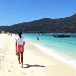 Mónica Jardim Instagram – Três aviões, um minibus e um speed boat para chegar a este paraíso chamado Koh Lipe. Foram 36h de viagem…. agora sim… que comecem as férias! 😜
#kohlipe #thailand Koh Lipe Thailand