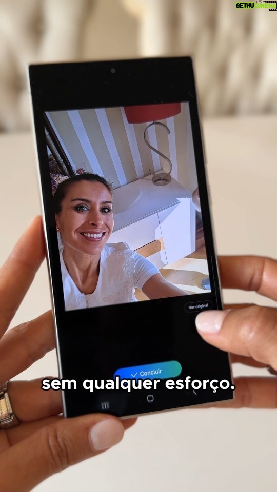 Mónica Jardim Instagram - Já tenho nas minhas mãos o novo #GalaxyS24 Ultra com Inteligência Artificial integrada! Uma nova forma de comunicar mais poderosa e com funcionalidades que nos facilitam as tarefas diárias, tais como: Circle to Search, Assistente de Fotografias e o Intérprete. Mas há muitas mais que estou a descobrir! Este Galaxy S24 Ultra vai ser um companheiraço nas minhas férias! 🤗👌🏽 #parceria @samsungportugal