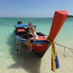 Mónica Jardim Instagram – Feitos em madeira, os longtail são os icónicos e tradicionais barcos da Tailândia cujas proas estão sempre enfeitadas com lenços coloridos e flores. Dizem ser oferendas para os espíritos das águas e uma homenagem à Mãe Ya Nang, a deusa guardiã dos barcos que oferece proteção e segurança nas viagens…. Uma imagem de marca do sudeste asiático 💚 Koh Lipe Thailand