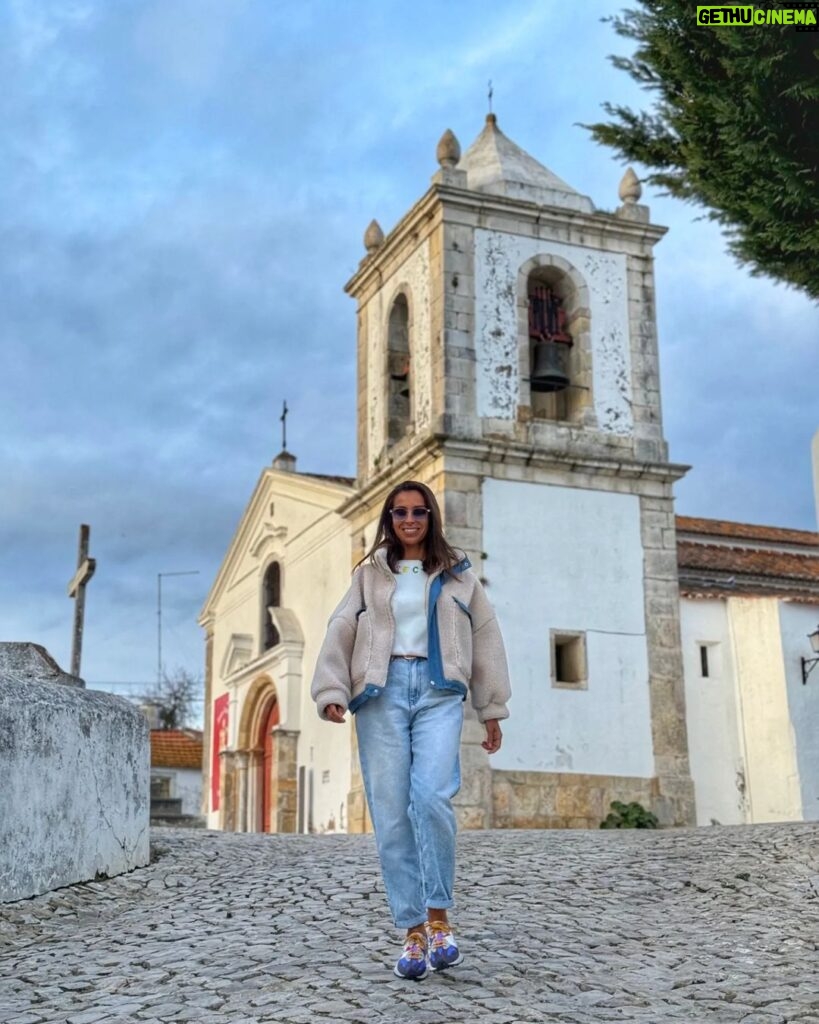 Mónica Jardim Instagram - Começar o ano nos lugares onde somos felizes 💛 Feliz 2024 para todos! 🥳 #alcacerdosal #santasusana #alentejo Alcácer do Sal