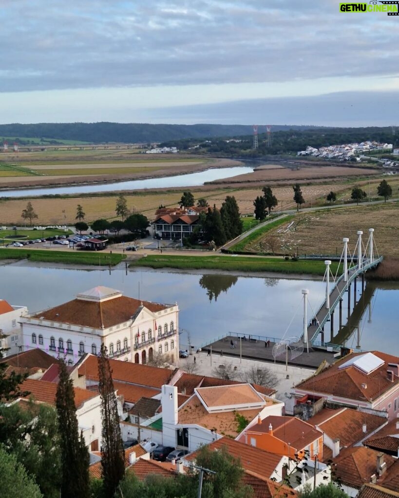 Mónica Jardim Instagram - Começar o ano nos lugares onde somos felizes 💛 Feliz 2024 para todos! 🥳 #alcacerdosal #santasusana #alentejo Alcácer do Sal