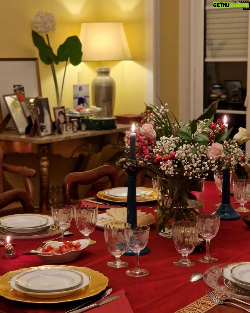 Mónica Jardim Instagram - Loiça dos avós, flores do jardim e os doces favoritos da minha mãe..... foi um Natal diferente mas com os detalhes que ela gostava 🤍