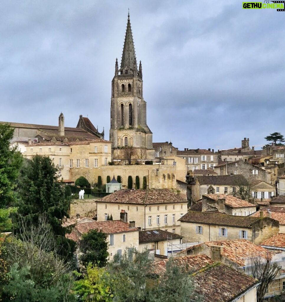 Mónica Jardim Instagram - Charmosa e cenográfica, Saint Emilion é uma vila medieval de visita obrigatória! Fica apenas a meia-hora de comboio de Bordéus e além de bom vinho, tem uns macarrons irresistíveis 💛 #saintemilion #france Saint-Émilion