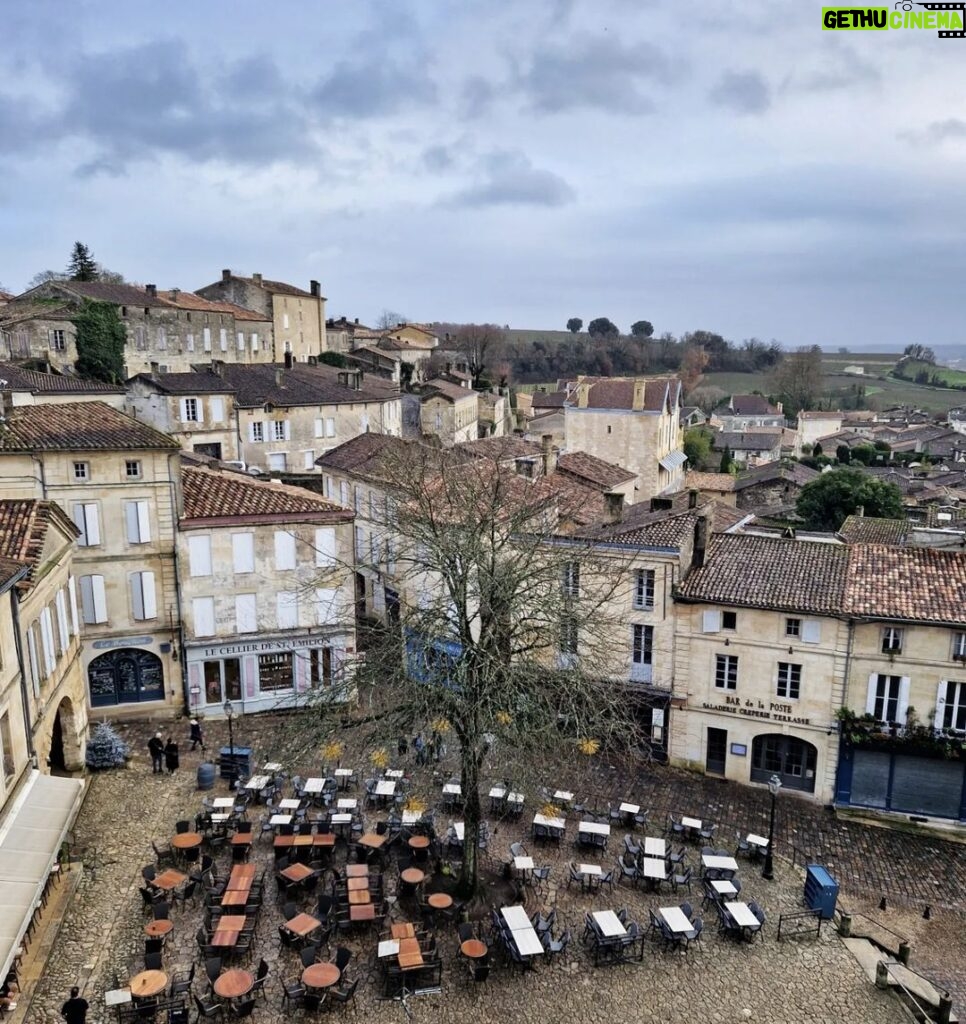 Mónica Jardim Instagram - Charmosa e cenográfica, Saint Emilion é uma vila medieval de visita obrigatória! Fica apenas a meia-hora de comboio de Bordéus e além de bom vinho, tem uns macarrons irresistíveis 💛 #saintemilion #france Saint-Émilion