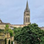 Mónica Jardim Instagram – Charmosa e cenográfica, Saint Emilion é uma vila medieval de visita obrigatória! Fica apenas a meia-hora de comboio de Bordéus e além de bom vinho, tem uns macarrons irresistíveis 💛
#saintemilion #france Saint-Émilion