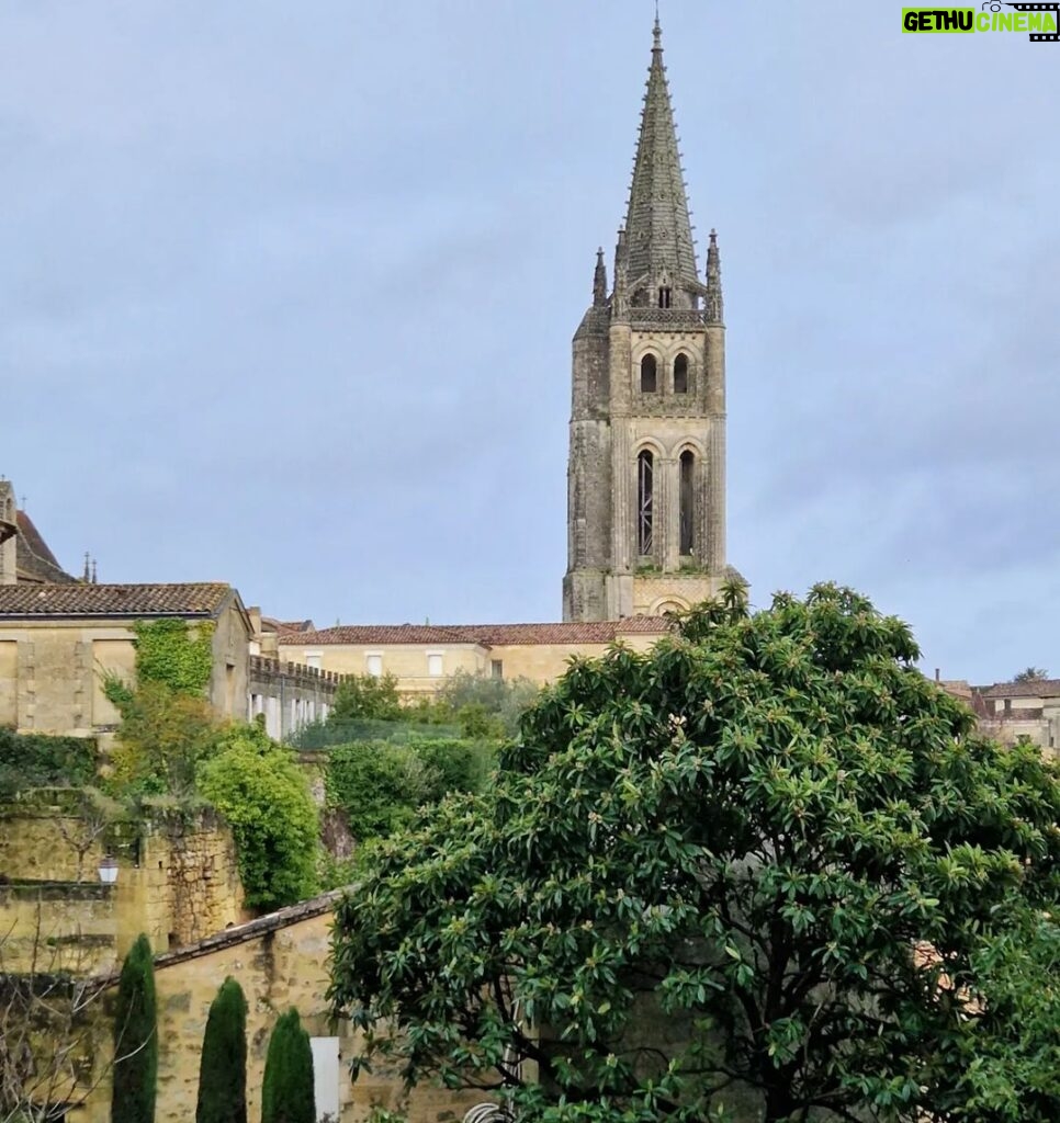 Mónica Jardim Instagram - Charmosa e cenográfica, Saint Emilion é uma vila medieval de visita obrigatória! Fica apenas a meia-hora de comboio de Bordéus e além de bom vinho, tem uns macarrons irresistíveis 💛 #saintemilion #france Saint-Émilion