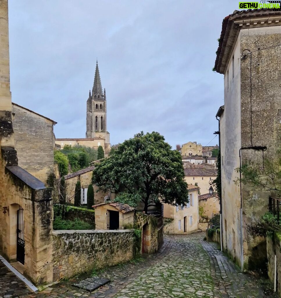 Mónica Jardim Instagram - Charmosa e cenográfica, Saint Emilion é uma vila medieval de visita obrigatória! Fica apenas a meia-hora de comboio de Bordéus e além de bom vinho, tem uns macarrons irresistíveis 💛 #saintemilion #france Saint-Émilion