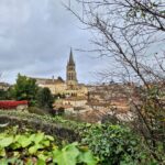 Mónica Jardim Instagram – Charmosa e cenográfica, Saint Emilion é uma vila medieval de visita obrigatória! Fica apenas a meia-hora de comboio de Bordéus e além de bom vinho, tem uns macarrons irresistíveis 💛
#saintemilion #france Saint-Émilion