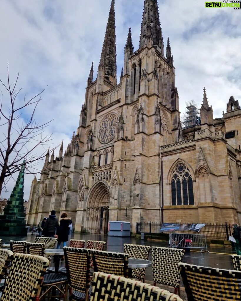 Mónica Jardim Instagram - Première fois à Bordeaux! 😊 Foram uns valentes 15 kms a pé para descobrir os encantos desta bonita cidade, património mundial da Unesco e capital mundial do vinho! Nada que dois copos de vinho não tenham ajudado 😜 Bordéus França