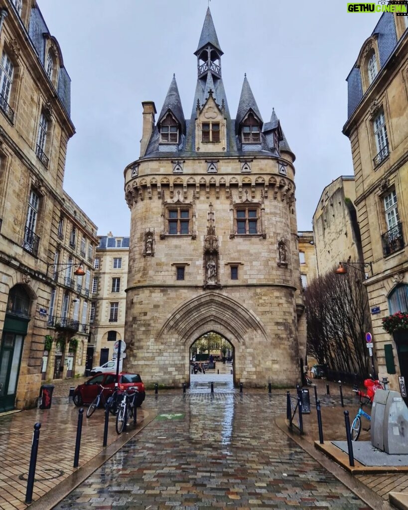 Mónica Jardim Instagram - Première fois à Bordeaux! 😊 Foram uns valentes 15 kms a pé para descobrir os encantos desta bonita cidade, património mundial da Unesco e capital mundial do vinho! Nada que dois copos de vinho não tenham ajudado 😜 Bordéus França