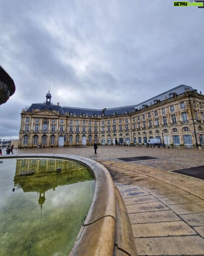 Mónica Jardim Instagram - Première fois à Bordeaux! 😊 Foram uns valentes 15 kms a pé para descobrir os encantos desta bonita cidade, património mundial da Unesco e capital mundial do vinho! Nada que dois copos de vinho não tenham ajudado 😜 Bordéus França