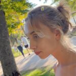 Mónica Mara Instagram - Una tardecita en el retiro 💕 al final mi lectura se vió interrumpida por un partido improvisado de spikeball con unos desconocidos muy majos y tuve una gran decepción porque tuve que tirar todas las castañas que me había embutido en el bolso porque la señora de la heladería nos dijo que son venenosas. Gracias señora porque sino ahora no estaría escribiendo estas palabras. Amo Madrid. No comáis las castañas del retiro.