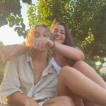 Mónica Mara Instagram - Bueno este agosto no he tenido cobertura prácticamente por lo que resumo mi verano en estas fotos (pero sobretodo la última) 1. 2. La cala del pi 3. Muchos abracitos 4. Intentar volverle a caer bien a Boira que desde que me fui a Madriz me tiene un poco de tirria 5. 9. Leer Lorcasito en buena compañía <3 6. Pasarme Mario Bros entero en la DS incluyendo mundos 4 y 7 7. Pasarme el dia con estos personajes 💓 8. Ponerme morenita 9. Cantar a pulmon y bastante farra xd