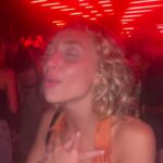 Mónica Mara Instagram - Bueno este agosto no he tenido cobertura prácticamente por lo que resumo mi verano en estas fotos (pero sobretodo la última) 1. 2. La cala del pi 3. Muchos abracitos 4. Intentar volverle a caer bien a Boira que desde que me fui a Madriz me tiene un poco de tirria 5. 9. Leer Lorcasito en buena compañía <3 6. Pasarme Mario Bros entero en la DS incluyendo mundos 4 y 7 7. Pasarme el dia con estos personajes 💓 8. Ponerme morenita 9. Cantar a pulmon y bastante farra xd