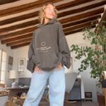 Mónica Mara Instagram - Os dejo un mini avance de mi primer tema "A un ratito de ti" ☺️ os gustaa?? Ajdhshdhd tenéis el link para tenerlo presaved en spoti y todas las plataformas en mi bioo compartidlo a gas porfii ❤️❤️