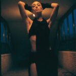 Mónica Mara Instagram - Vivir el sueño de ser una chica pop rodando este videoclip fue bastante guay pero de la manita de mi @pablobrotonss ya esque no se puede pedir más :,) literalmente montamos la coreo en el parking de mi edificio y estoy muy orgullosa la verdad todo serio pero la realidad es el ultimo vídeo jejej Fotitos de @quietocarlos que tiene un ojo mágico <3 MUAH @intense.artistry @esterniggs Estilismo @lauramarind assist. @pabloroca24