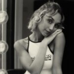 Mónica Mara Instagram - Escribiendo esto con cara de gripe y un moño enredado pero me encantan estas fotos que me hizo @esther_galvan <3<3 Con estilismo de @skyshu_& @wolfyyy___ Muah de @gemamakeup.es Assist @pauloherrera.foto Y siempre @xabymonty