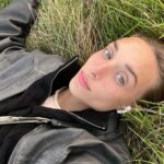 Mónica Mara Instagram - Este año he viajado, he mejorado mi autoestima, he entendido lo que es amar profundamente, he llorado bastante, he hecho mucha música, he estrenado una serie, he hecho nuevos amigos, he estudiado, me he estresado, he aprendido a conducir, me he frustrado, he sacado mis primeras canciones, he leído, me he reído mucho, he reordenado mis prioridades y estoy bastante a gusto conmigo ahora mismo así que creo que es un win :) gracias por darme muchas de estas alegrías y apoyarme para que cuando me despierte cada día pueda seguir haciendo lo que me gusta <3 Madrid, Spain