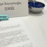 Müge Bayramoğlu Instagram - Selam ben Şengül. Stresten iki haftada bir çıkarttığım uçuğum ve ben bu akşam saat 20.00’de Fox tv’deyiz🤍 #gaddar