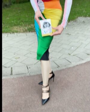 Ma'Ma Queen Instagram - Dragqueens love coins! Helemaal deze bijzondere munt. Dit is namelijk de herdenkingsmunt dat het @cocnld 50 jaar geleden erkenning kreeg. Daarom heeft @royaldutchmint deze speciale limited edition munt geslagen. 
Het coc is een belangenorganisatie die zich al ruim 60 jaar inzet voor acceptatie en emancipatie van de lgbtqia+ communitie. Waarvan dus 50 jaar als door het koningshuis erkend. 
Mijn eerste queer avond in Doetinchem, waar ik ben geboren en opgegroeid, was een COC avond in een buurthuis. Hoe meer ik mn queer identiteit heb ontdekt des te vaker ik deze organisatie tegen kwam. We hopen natuurlijk dat deze organisatie op een gegeven moment niet meer nodig is omdat we allemaal veilig ons zelf kunnen zijn. Maar het tegenover gestelde is helaas waar. Daarom zijn organisaties zoals het COC ontzettend belangrijk. 
Ik dacht voor deze gelegenheid ga ik lekker de straat op, om te laten zien dat ik me niet uit het veld laat slaan en mn plek in de maatschappij claim, zichtbaar ben en mezelf ben waar ik ook kom! 
@cocnld bedankt voor jullie kracht, doorzettingsvermogen en inspiratie. En natuurlijk bedankt dat ik deze bijzondere munt heb mogen ontvangen! 
Je kan je eigen munt bestellen op www.knm.nl/coc #royaldutchmint #munt #coin #coc